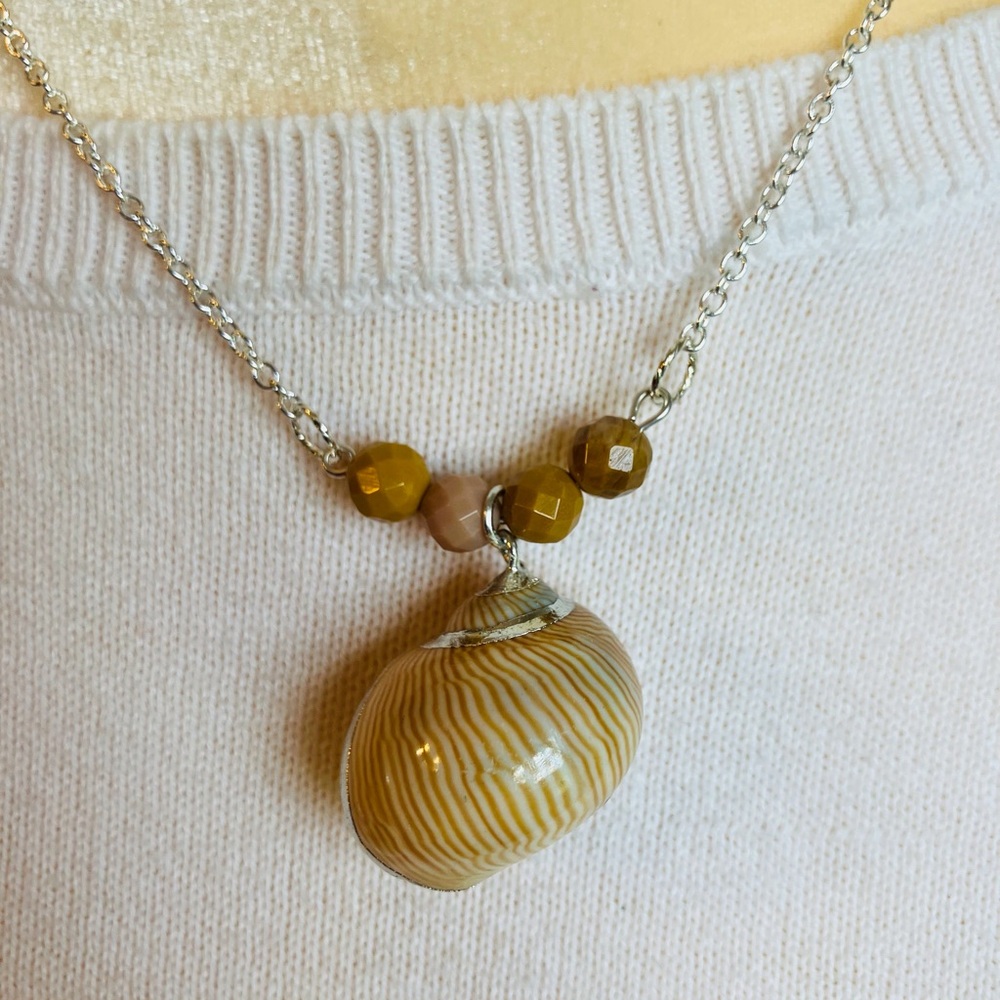 Elegant Handmade Shell and Bead Silver Pendant Necklace